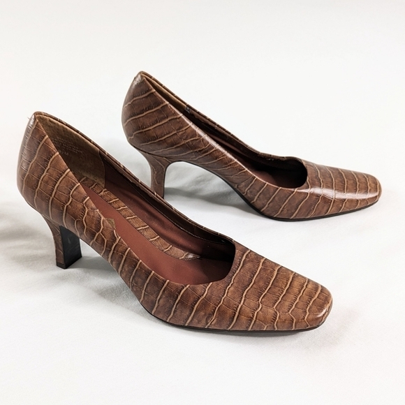 VTG Tan Cream Rounded Square Toe Block Heel Leather Crocodile Print Shoes - Picture 1 of 7